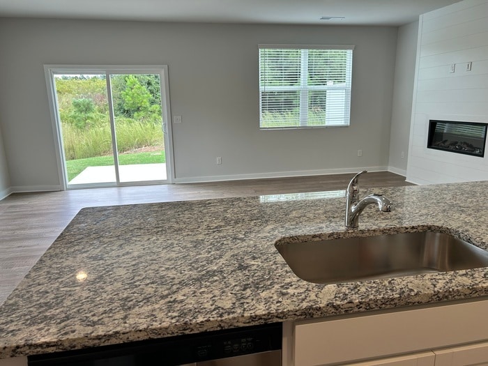 Foto del edificio - Beautiful end unit townhome, convenient to 400.