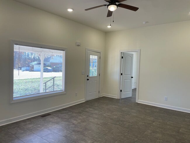 Building Photo - Newly Renovated 2-3 Bed, 1 bath home locat...