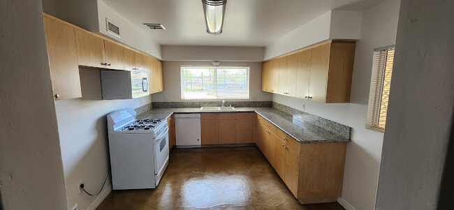 Kitchen w/ Granite Tops - 1570 N Broadway