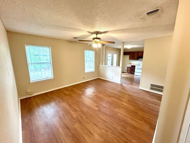 Foto del edificio - **APPLICATION RECEIVED** Convenient 2 Bedr...