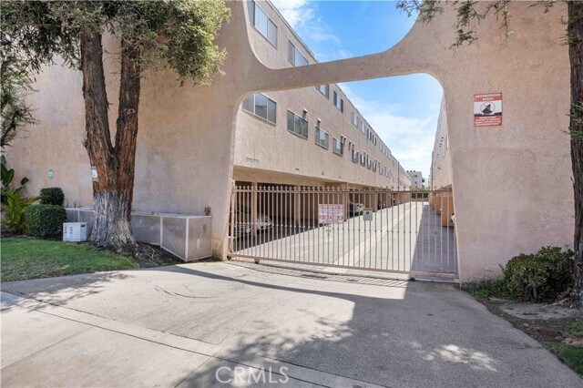 Foto del edificio - 7924 Woodman Ave