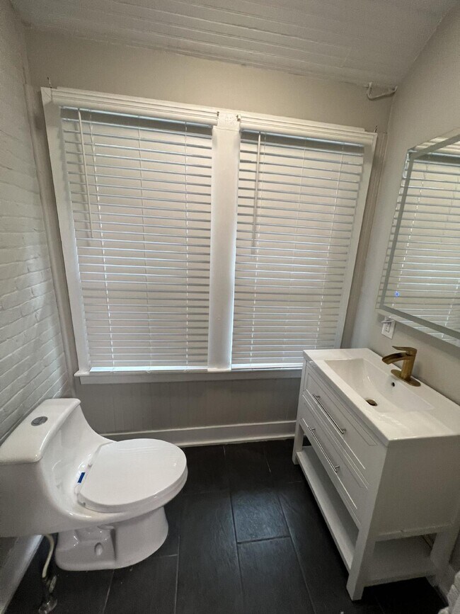 Building Photo - Off-Campus Student Housing Available June ...