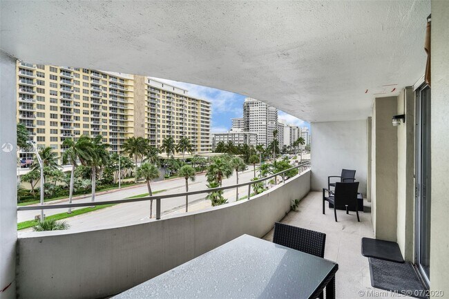 Foto del edificio - 5555 Collins Ave