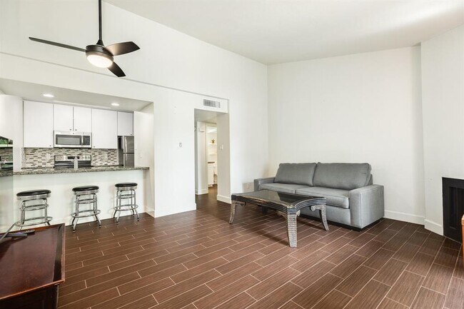 Building Photo - 7098 N Holiday Dr