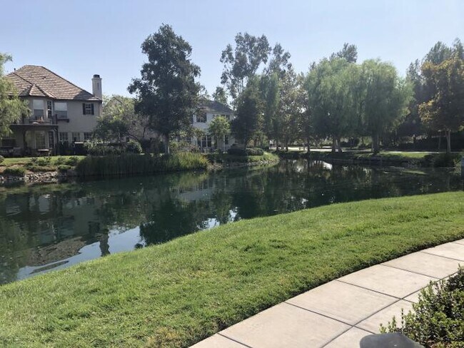 Building Photo - 3 bedroom in Santa Clarita CA 91355