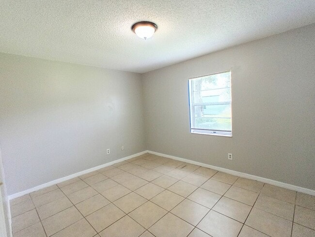 Building Photo - Chase Ave #B