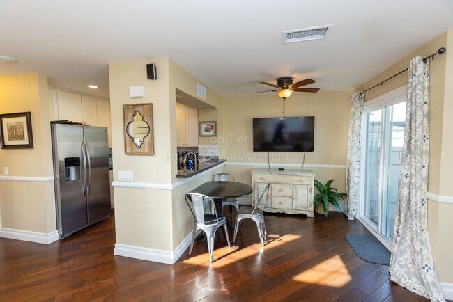 Building Photo - Beautiful 3 bed / 2.5 bath / 1,150 sqft Town Home in walking distance to Vista Village