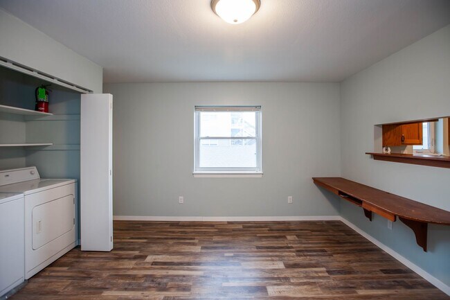Building Photo - 3D Tour Available - Close to KSU Campus + Pet friendly + Washer & Dryer! Available August 1st!