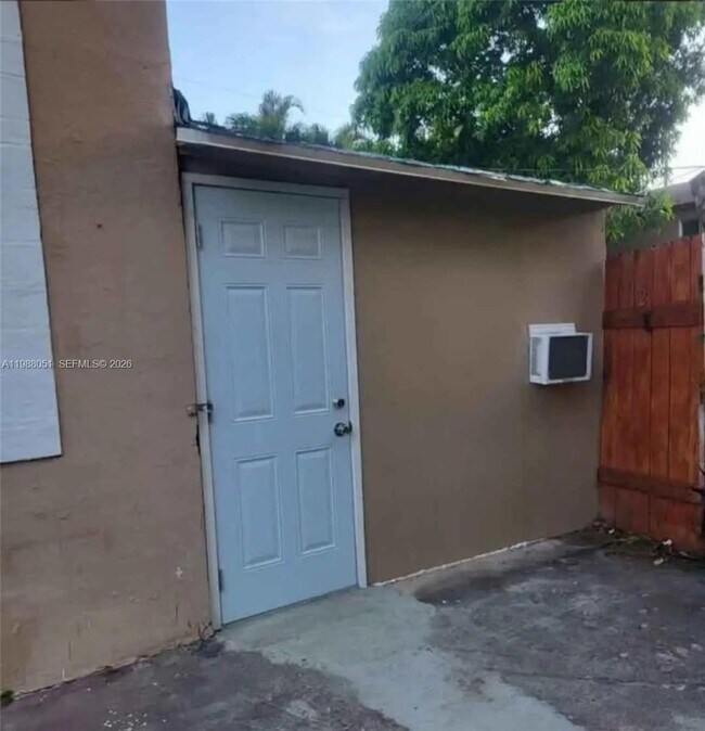 Foto del edificio - 2952 SW 14th St