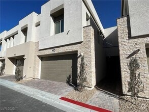 Building Photo - 600 Carriage Hill Dr