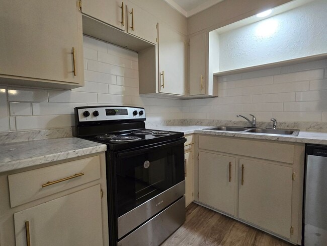 Building Photo - PRICE REDUCTION - AVAILABLE NOW!