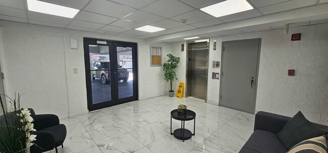Foto del edificio - 2500 SW 6th St