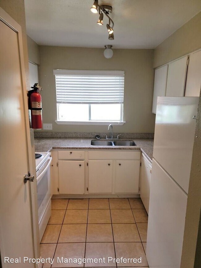 Foto del edificio - 2 br, 2 bath House - 7573 Fallbrook Dr