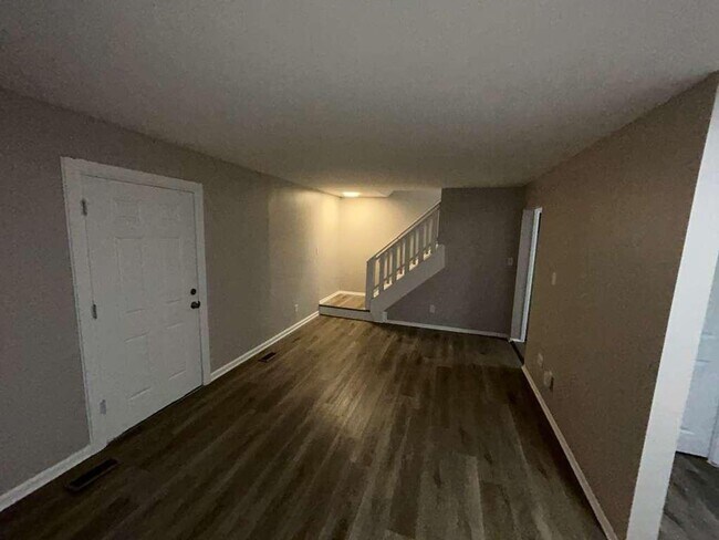 Building Photo - Colonial Ready For You