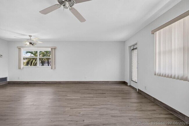 Building Photo - 654 Saxony N