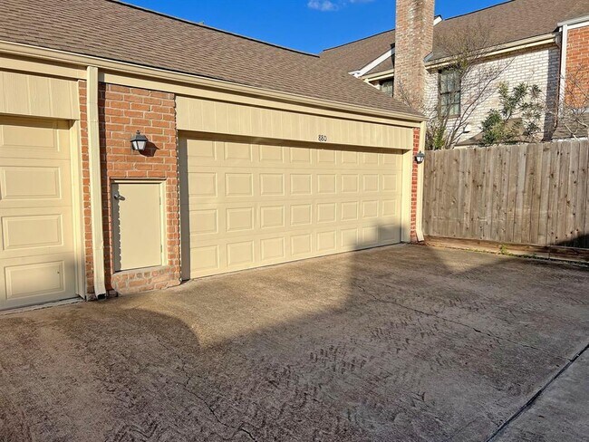 Building Photo - 880 Augusta Dr