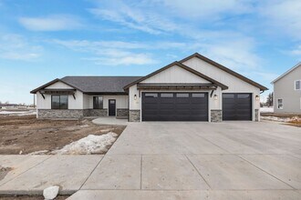 Building Photo - 564 Aspen Ave
