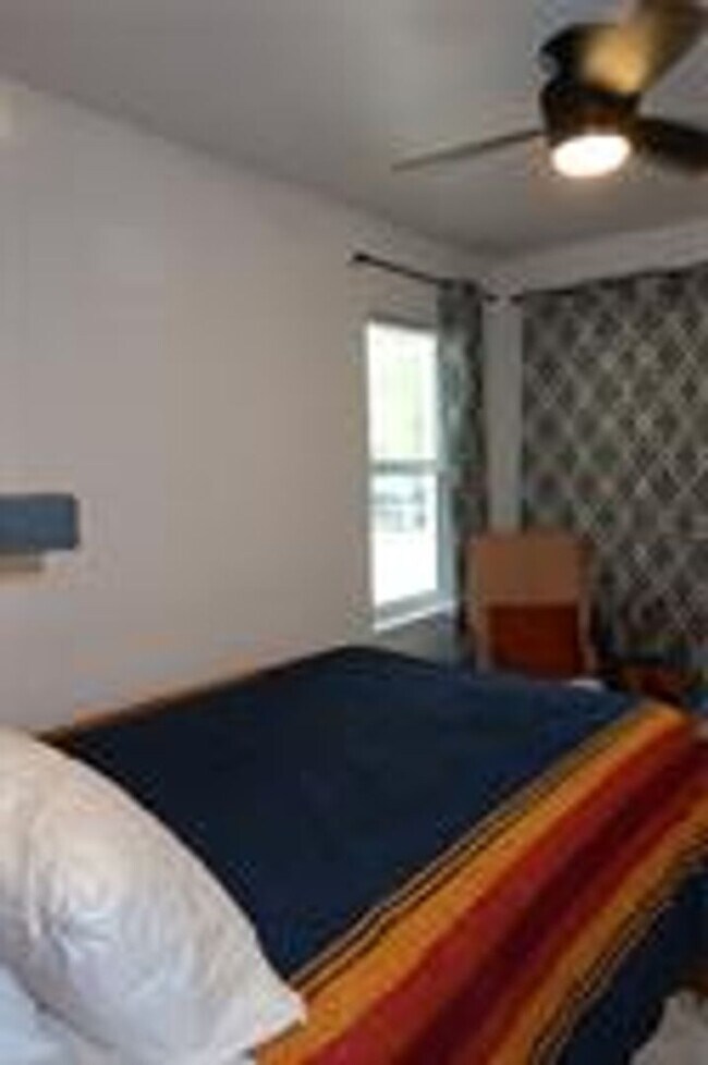 Foto del edificio - Super Cute, Tastefully Furnished, Hyde Park Condo