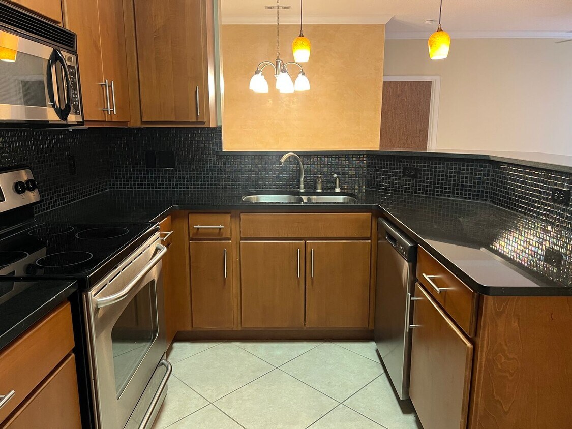 Foto principal - Upgraded First Floor Condo - Estate at Wes...
