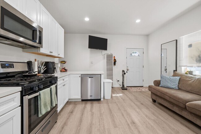 Foto del edificio - Private turfed yard!