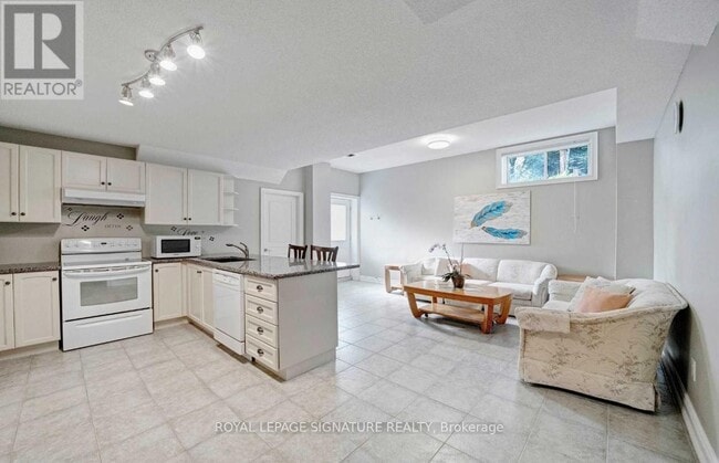 Building Photo - 975 Fredonia Dr
