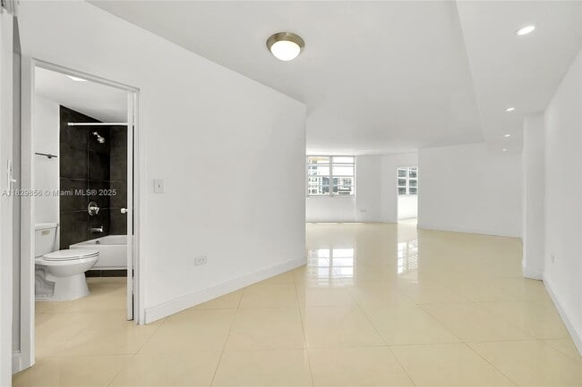 Building Photo - 801 Brickell Bay Dr