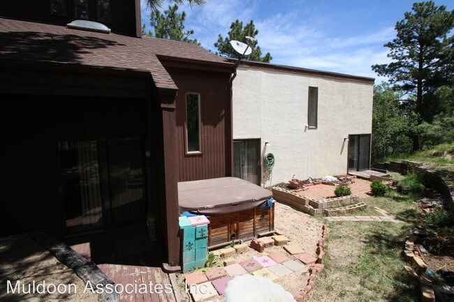 Building Photo - 1425 Oak Hills Dr