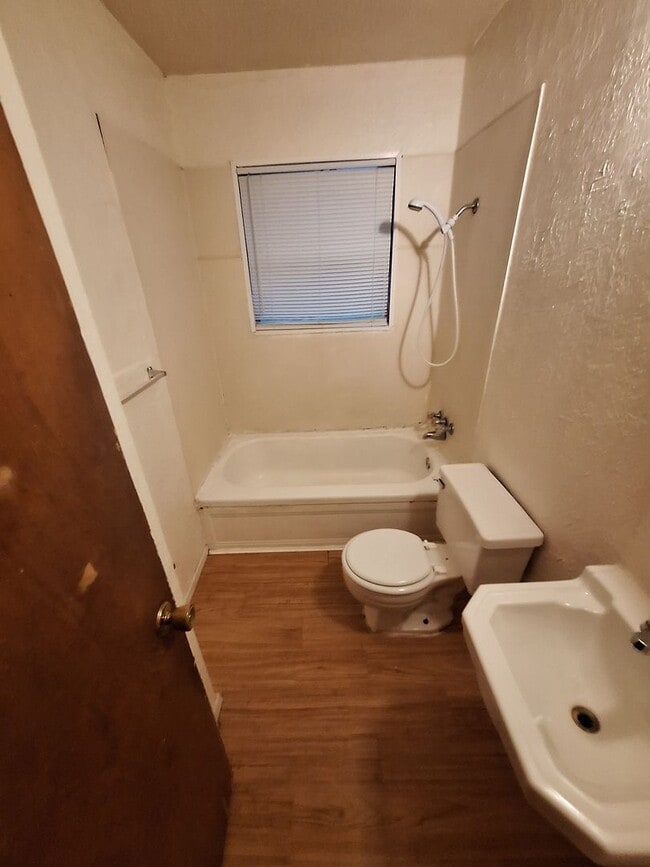 Building Photo - Cute 3 bedroom