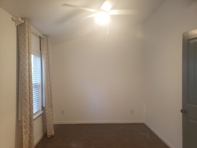 Building Photo - Five Points Cottage for lease!