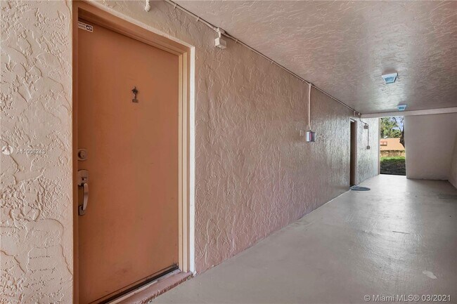 Foto del edificio - 7100 Fairway Dr