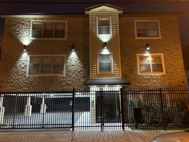 Building Photo - 602 E 22nd St