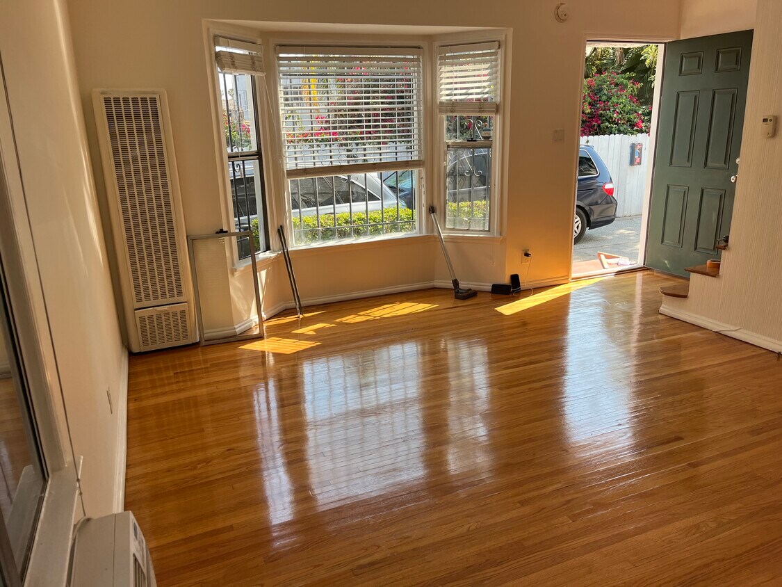 Foto principal - 1346 S Cloverdale Ave