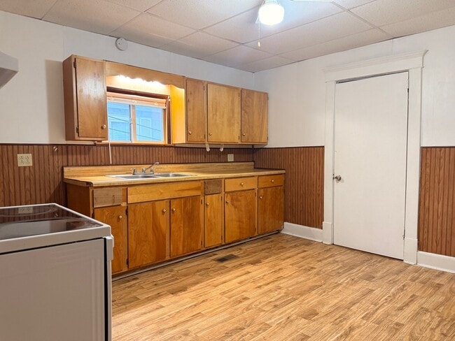 Building Photo - 116 W Woodland Ave
