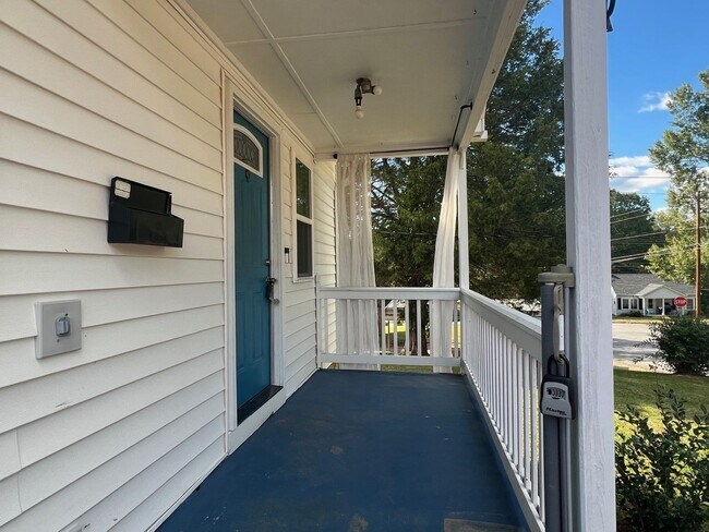 Building Photo - Cozy 2 Bed/ 1 Bath Cottage Home - Large (M...