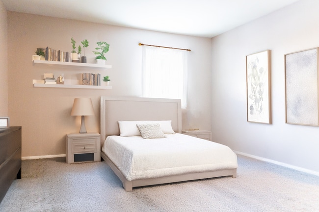 Building Photo - Beautifully Updated 2-Bedroom in Grove Par...