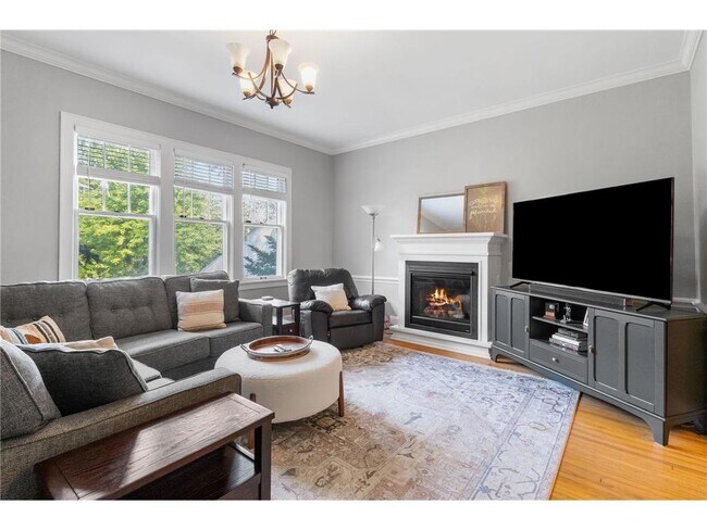 Building Photo - 813 Kenwood Pkwy