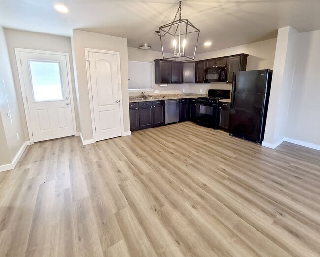 Building Photo - Newer Home w/ Great Space