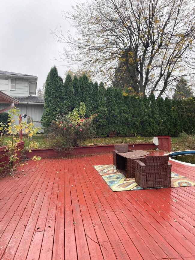 Foto del edificio - 429 Chestnut Cir W