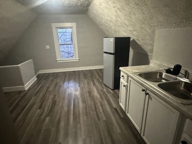 Building Photo - 10022 Parkgate Ave