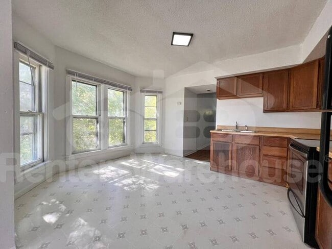 Foto del edificio - Spacious 2 Bedroom Duplex