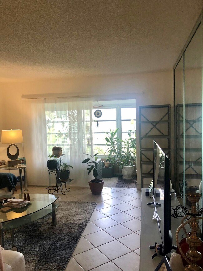 Foto del edificio - 2221 NE 68th St