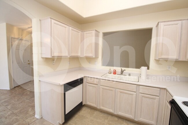 Building Photo - 2316 E Kelton Ln