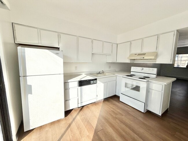 Building Photo - 43 Royal Crest Dr