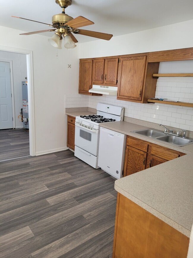 Building Photo - Quaint 2 Bedroom 1 bath home in south Toledo!