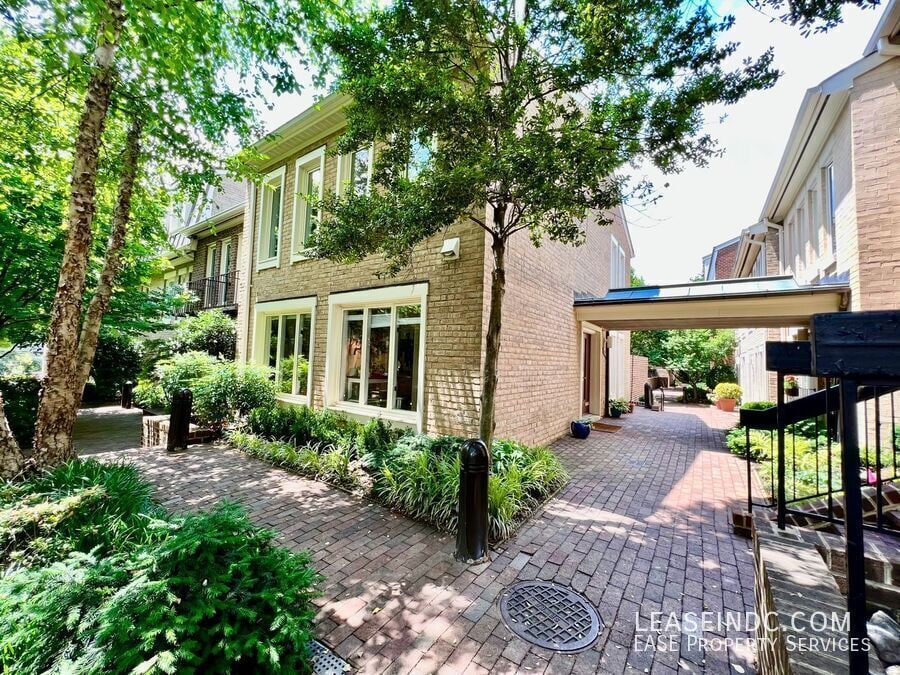 Photo - 4333 Embassy Park Drive NW-