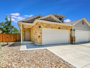 Building Photo - 402 Parkline Dr