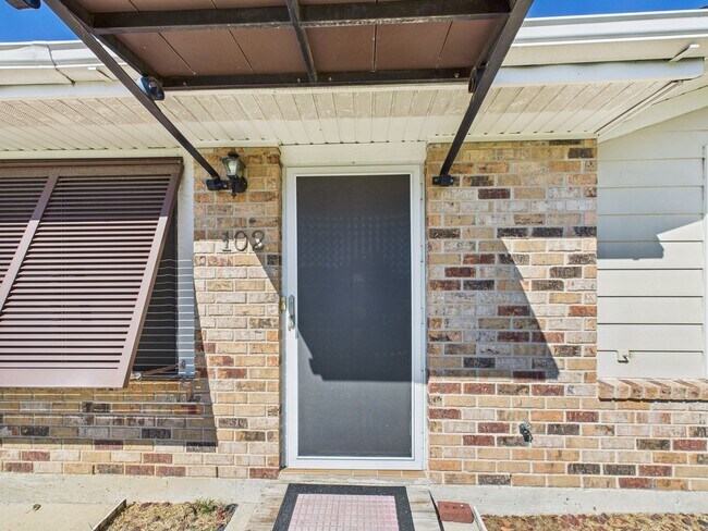 Foto del edificio - 3 bed 2 bath home Available now!