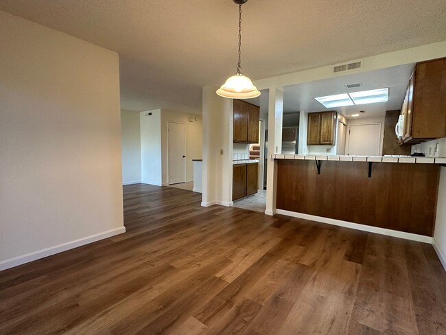 Building Photo - Bright and Spacious 2 Bedroom 2.5 Townhous...