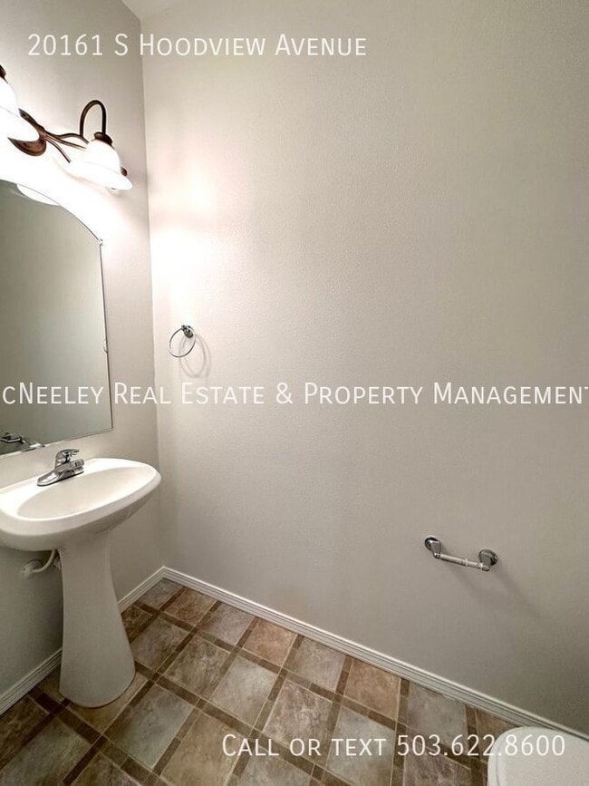 Building Photo - CLEAN WEST LINN 3BR TOWNHOME!