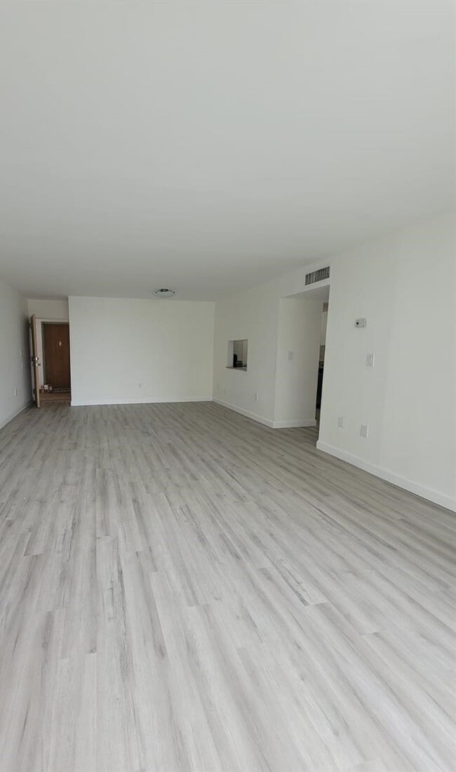Building Photo - 1673 Bay Rd